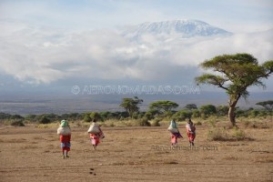 mujeres masai hacia kilimanjaro