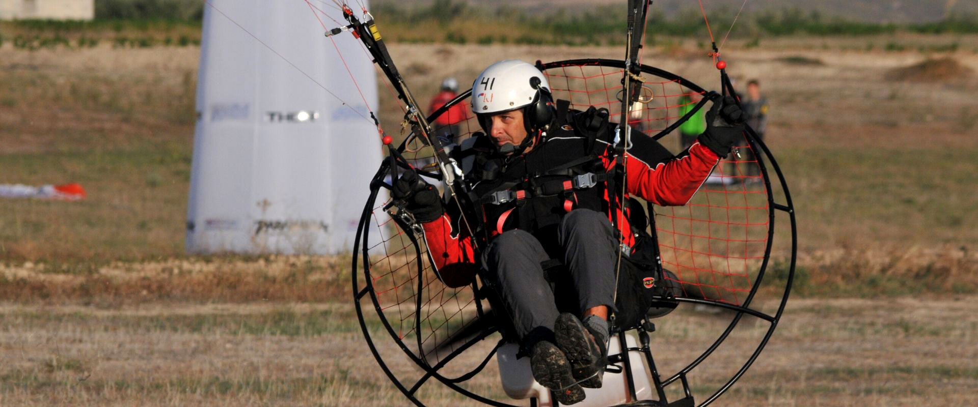 Cesar Maldonado en vuelo Paramotor
