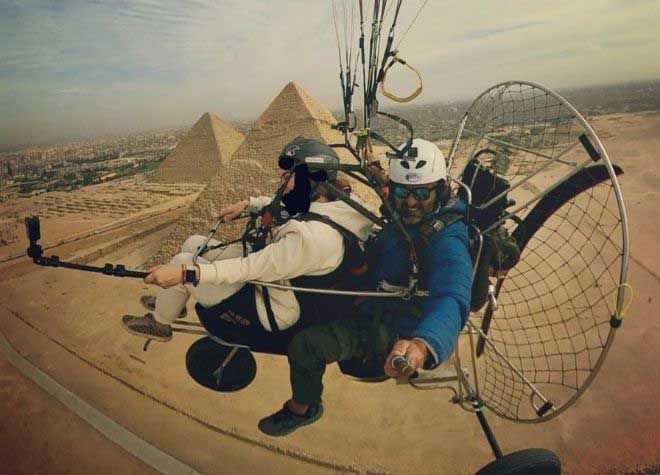 volando paramotor en pirámides de Egipto